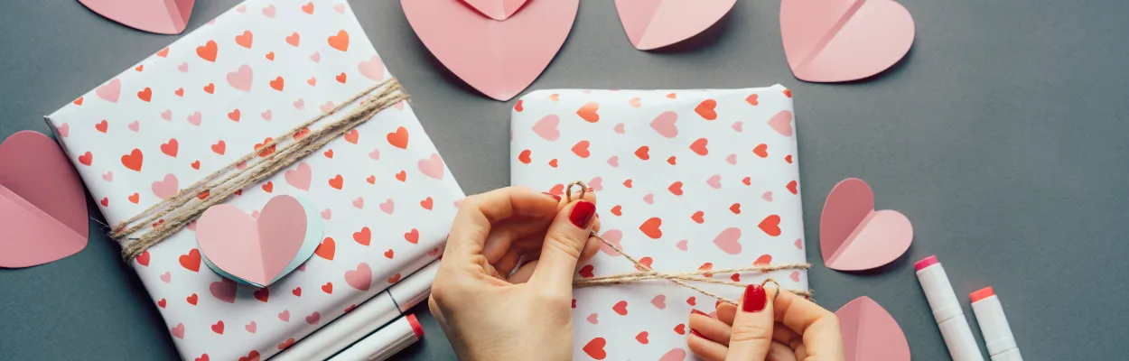 Walentynkowe prezenty zapakowane w kolorowy papier w serduszka